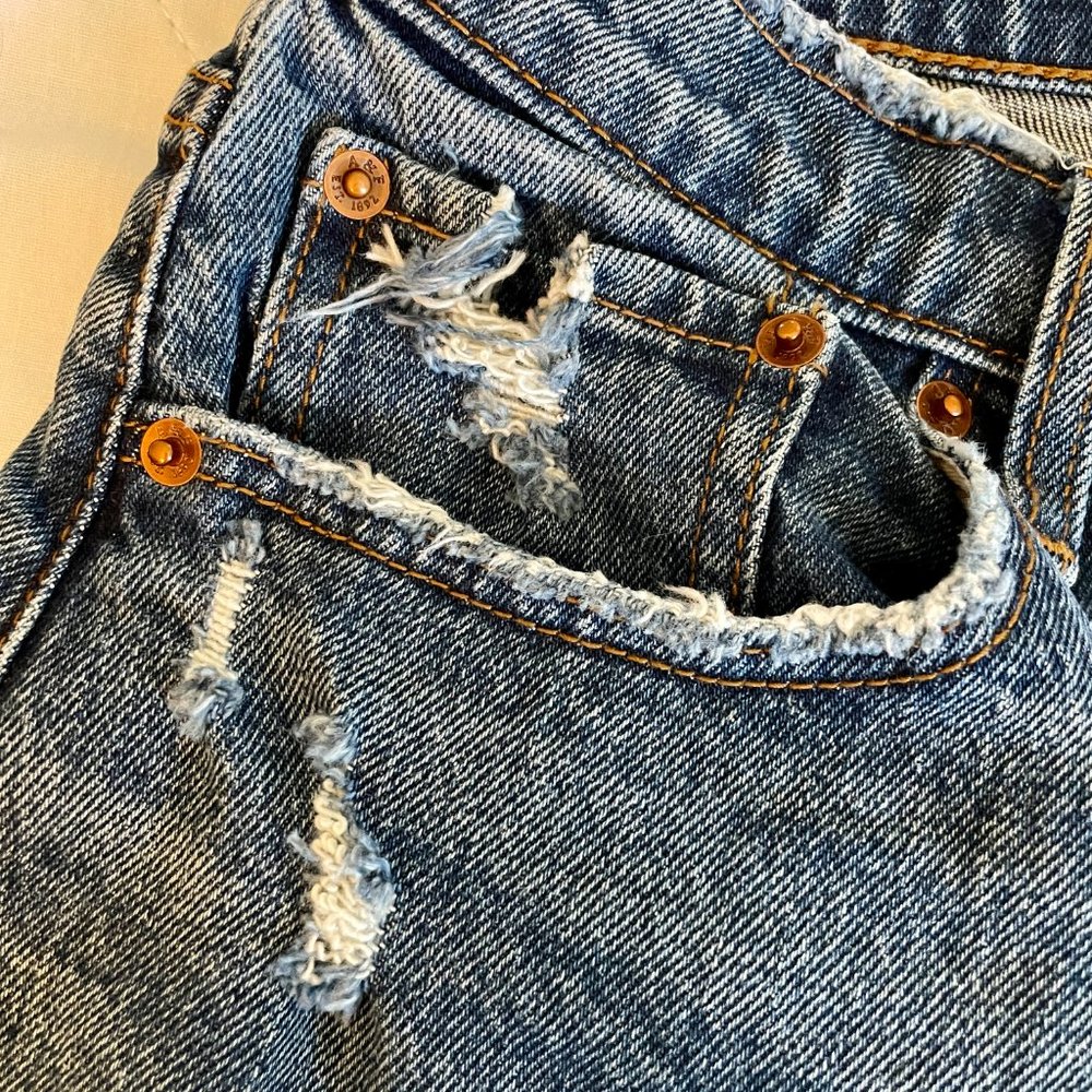 Abercrombie & Fitch High Rise Blue Distressed Mom Short, Curve Love, Sz 27 (4) - Picture 4 of 9
